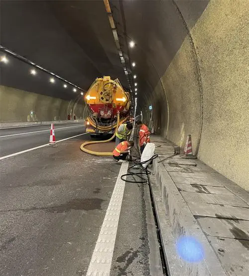 来凤隧道排水渠清淤